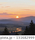 山々の間から夕陽が沈むレトロな風景画 山々の間から夕陽が沈むレトロな風景画 131682999