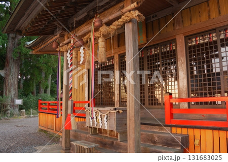 朝日を受ける熊野那智神社の拝殿 朝日を受ける熊野那智神社の拝殿 131683025