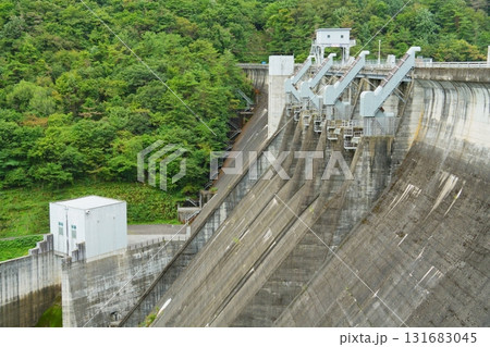 田瀬ダムの堤体と緑の山々 131683045