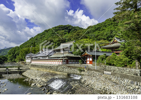 佐賀鹿島　祐徳稲荷神社　錦波川と社務所　佐賀県鹿島市 131683108