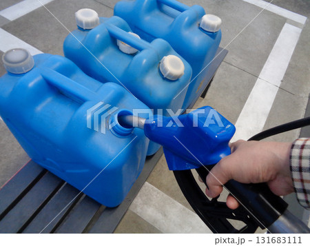 セルフサービスで灯油を入れる セルフサービスで灯油を入れる 131683111