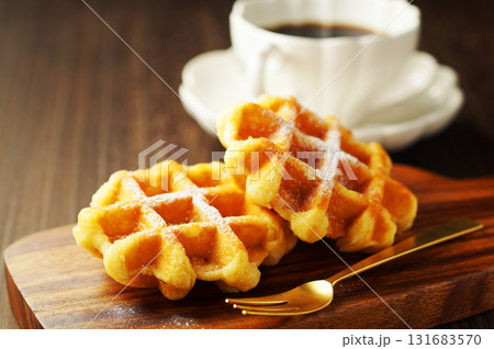 ベルギーワッフルとコーヒー 131683570