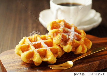 ベルギーワッフルとコーヒー ベルギーワッフルとコーヒー 131683571
