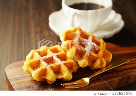 ベルギーワッフルとコーヒー ベルギーワッフルとコーヒー 131683576