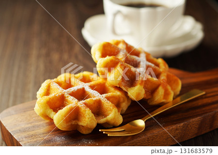 ベルギーワッフルとコーヒー 131683579