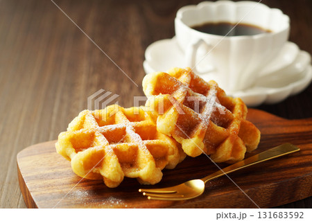 ベルギーワッフルとコーヒー ベルギーワッフルとコーヒー 131683592
