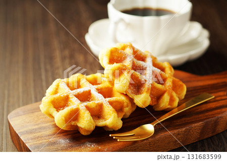 ベルギーワッフルとコーヒー 131683599