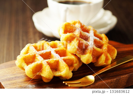 ベルギーワッフルとコーヒー 131683612