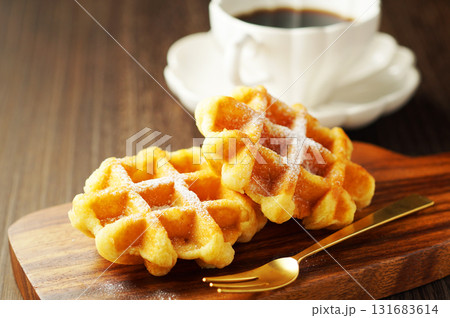 ベルギーワッフルとコーヒー 131683614