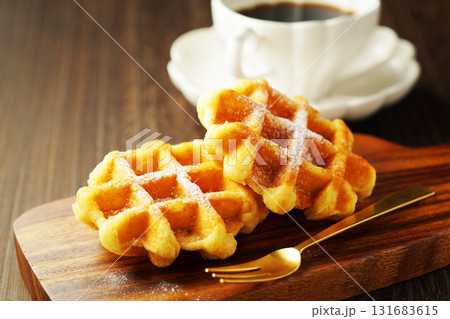 ベルギーワッフルとコーヒー ベルギーワッフルとコーヒー 131683615