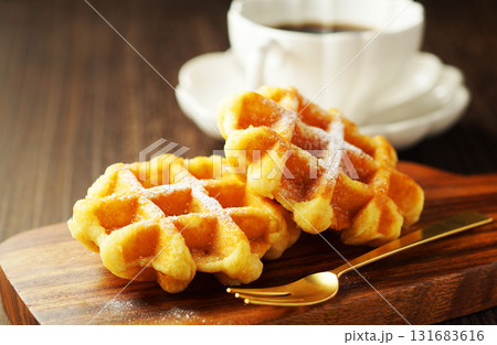 ベルギーワッフルとコーヒー 131683616
