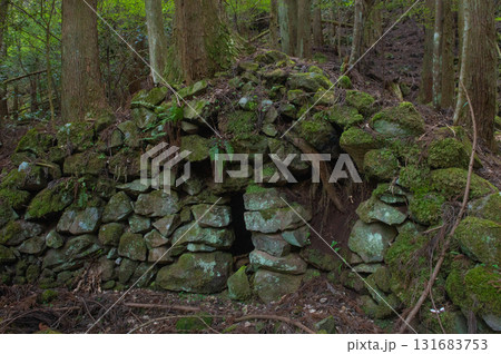 犬ヶ岳登山「登山道付近の炭焼き窯跡」 131683753