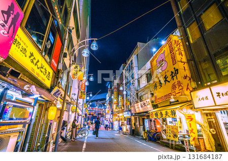 日本の東京都市景観10月2日。新橋西口通りの飲み屋街や新橋駅 烏森口(画面奥)などを望む 131684187