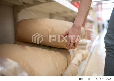 お米を買う女性の手元 お米を買う女性の手元 131684992