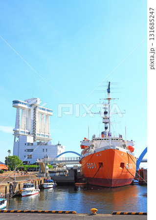 愛知県名古屋市、名古屋港ポートビルと南極観測船ふじの風景 131685247