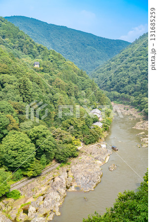 京都　嵐山公園亀山地区（通称：亀山公園）の頂上展望台から見る大堰川（保津川）と嵐山の山並みと千光寺 131685259