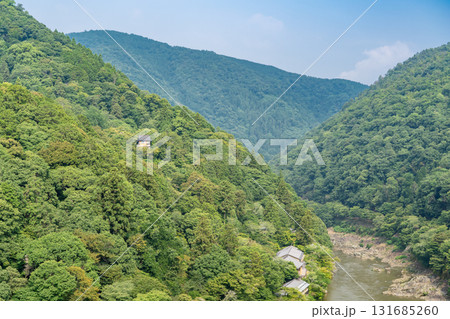 京都 嵐山公園亀山地区(通称:亀山公園)の頂上展望台から見る大堰川(保津川)と嵐山の山並みと千光寺 京都 嵐山公園亀山地区(通称:亀山公園)の頂上展望台から見る大堰川(保津川)と嵐山の山並みと千光寺 131685260