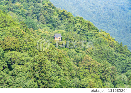 京都　嵐山公園亀山地区（通称：亀山公園）の頂上展望台から見る嵐山で開山した大悲閣千光寺 131685264