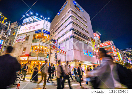 日本の東京都市景観10月2日。新橋駅(烏森口）から新橋西口通りの飲み屋街などを望む 131685463