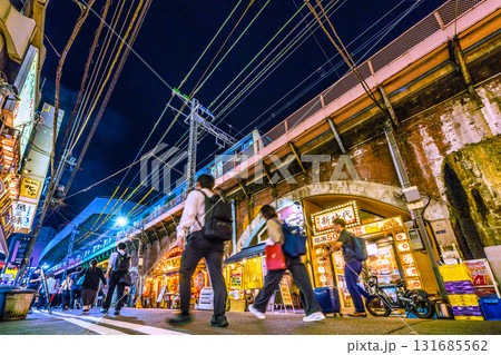 日本の東京都市景観10月2日。新橋駅 烏森口(画面奥)や高架下の飲み屋街、京浜東北線の電車などを望む 131685562