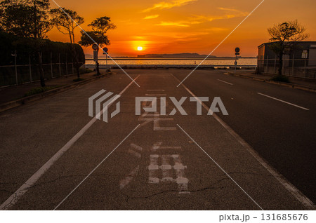 「この先海」の路面標示と夕日 「この先海」の路面標示と夕日 131685676