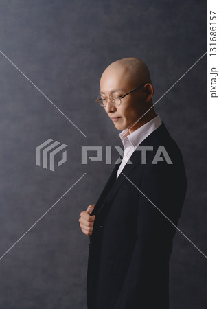 スーツを着た男性　ポートレート 131686157