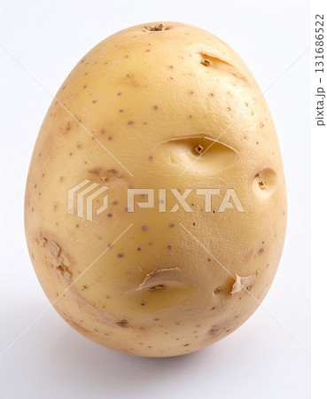 白い背景に、皮付きのじゃがいもが一つ 131686522
