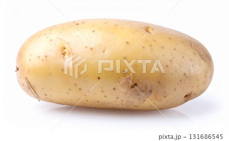 白い背景に、皮付きのじゃがいもが一つ 白い背景に、皮付きのじゃがいもが一つ 131686545