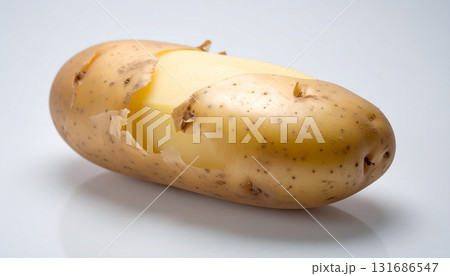 白い背景に、皮付きのじゃがいもが一つ 131686547