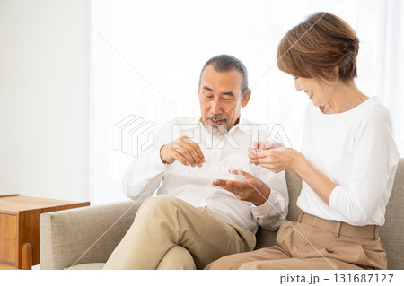 薬を飲むシニア男性 131687127
