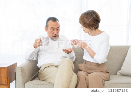 薬を飲むシニア男性 131687128