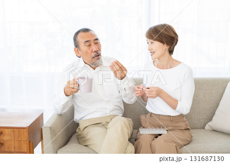 薬を飲むシニア男性 薬を飲むシニア男性 131687130