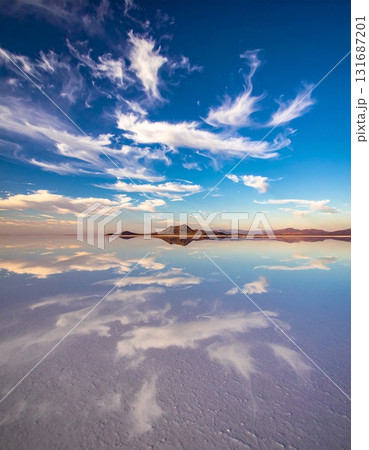 空の雲が、完璧に水面に反射する薄く水が張った広大な塩湖 空の雲が、完璧に水面に反射する薄く水が張った広大な塩湖 131687201