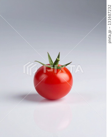 白い背景に、赤いミニトマト 131687232
