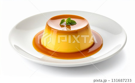 白い背景に、お皿に乗った一つのプリン 131687233
