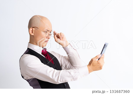 スマホを見る男性 スマホを見る男性 131687360