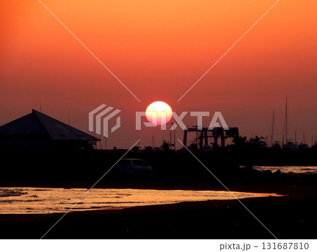 漁港に沈む夕日 131687810