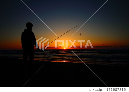 海に沈む夕日と釣り人 海に沈む夕日と釣り人 131687816