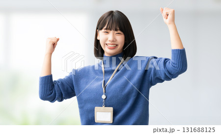 ガッツポーズをする女性・ビジネスウーマン ガッツポーズをする女性・ビジネスウーマン 131688125