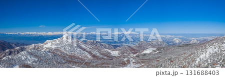 スキー場の中腹から望む雪山と北アルプスの大パノラマ (長野県、志賀高原、横手山) スキー場の中腹から望む雪山と北アルプスの大パノラマ (長野県、志賀高原、横手山) 131688403