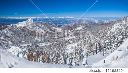 スキー場のゲレンデから望む雪山と北アルプスの絶景パノラマ (長野県、志賀高原、横手山) 131688404