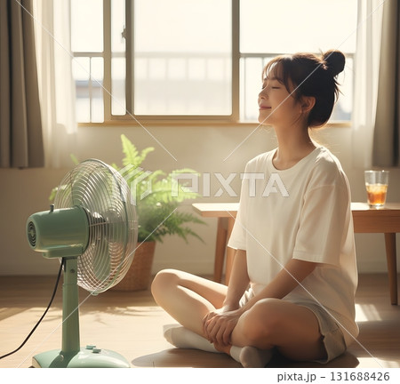 扇風機の風にあたる女性 扇風機の風にあたる女性 131688426