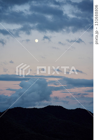 黄昏の空に浮かぶ月 黄昏の空に浮かぶ月 131688806