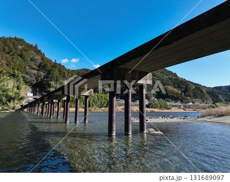 高知県いの町　上空から見た名越屋沈下橋 131689097