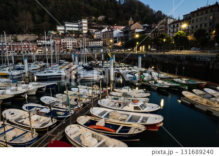 夜明け前のボートが並ぶ歴史手建物に囲まれた港　スペインのサンセバスチャンの街にて 131689240