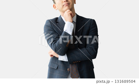 考えごとをする男性ビジネスマン 131689504