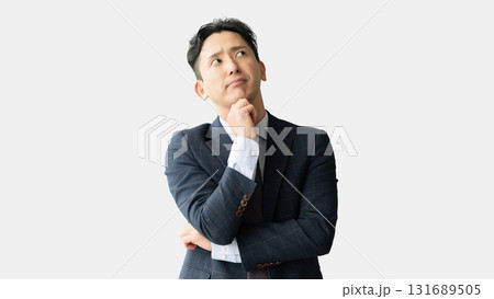 考えごとをする男性ビジネスマン 131689505