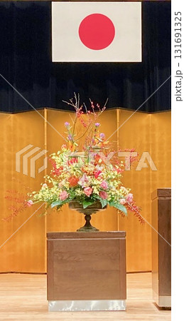 式典の壇上の日の丸と花 131691325