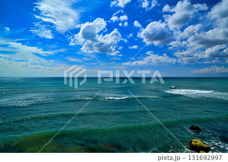 湘南海岸 稲村ヶ崎公園からの相模湾と秋の白い雲 131692997