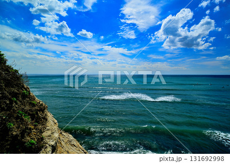 湘南海岸 稲村ヶ崎公園からの相模湾と秋の白い雲 131692998
